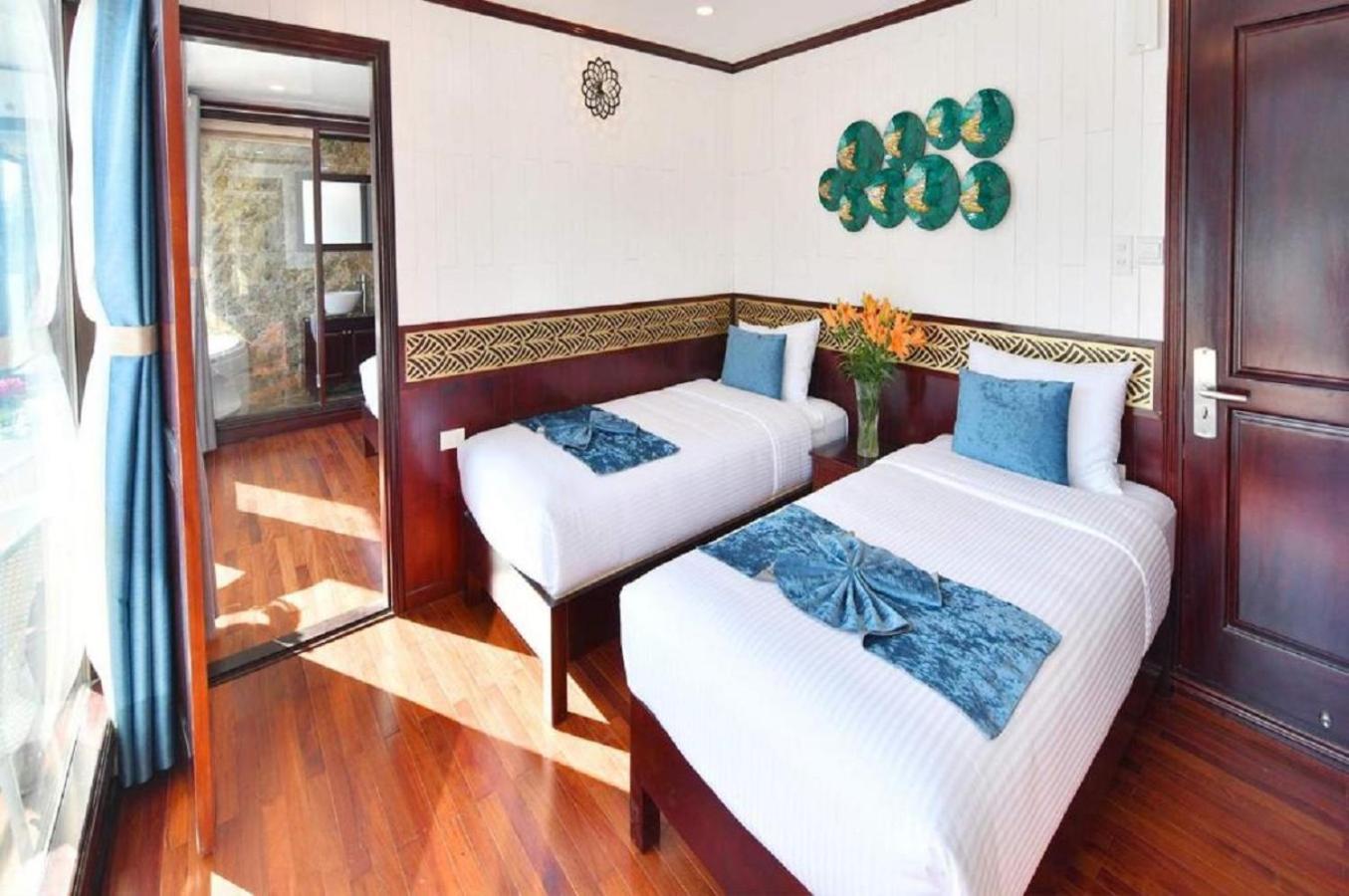 Halong Sapphire Cruises Hotel Ha Long Exterior photo