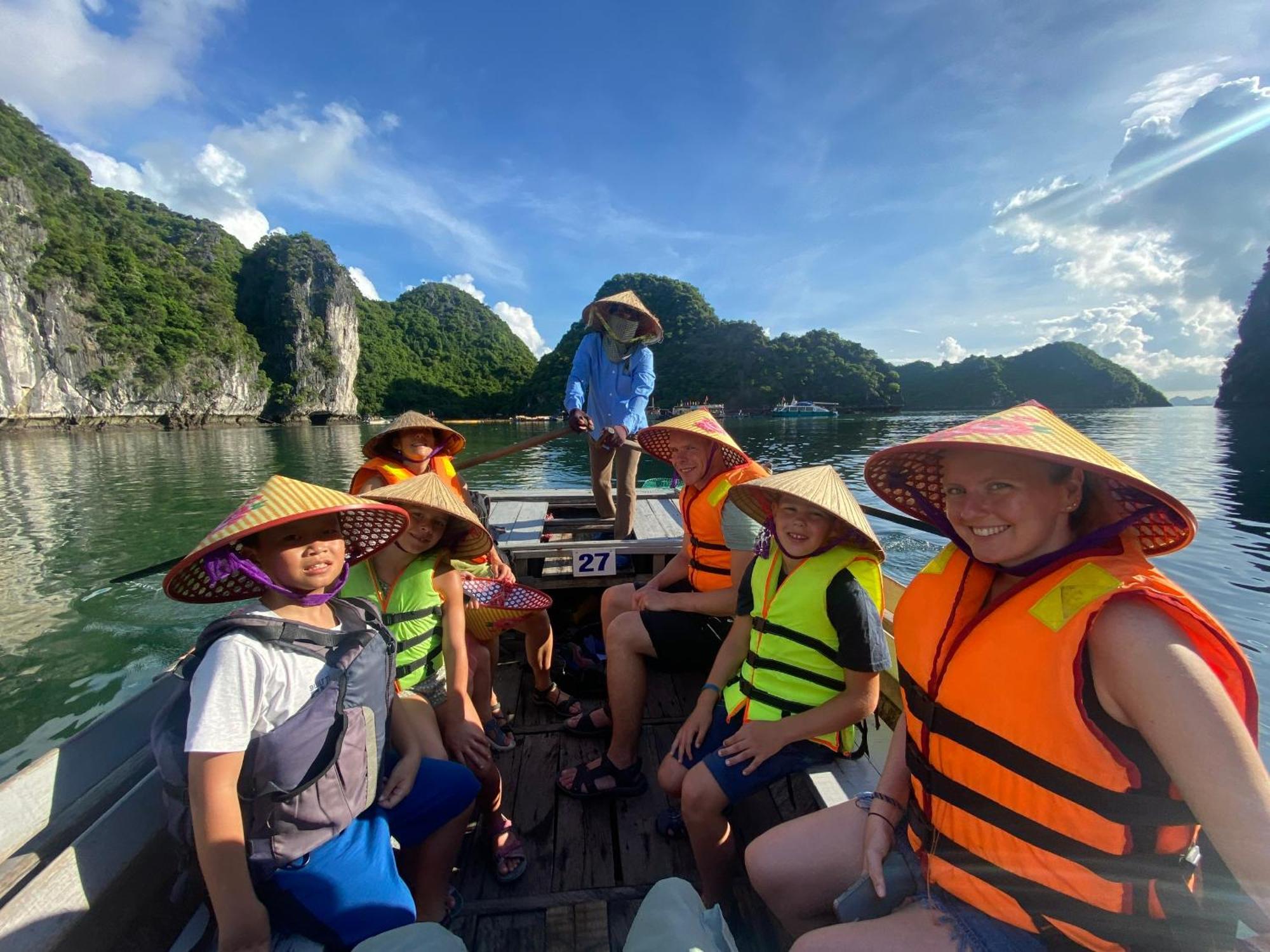 Halong Sapphire Cruises Hotel Ha Long Exterior photo