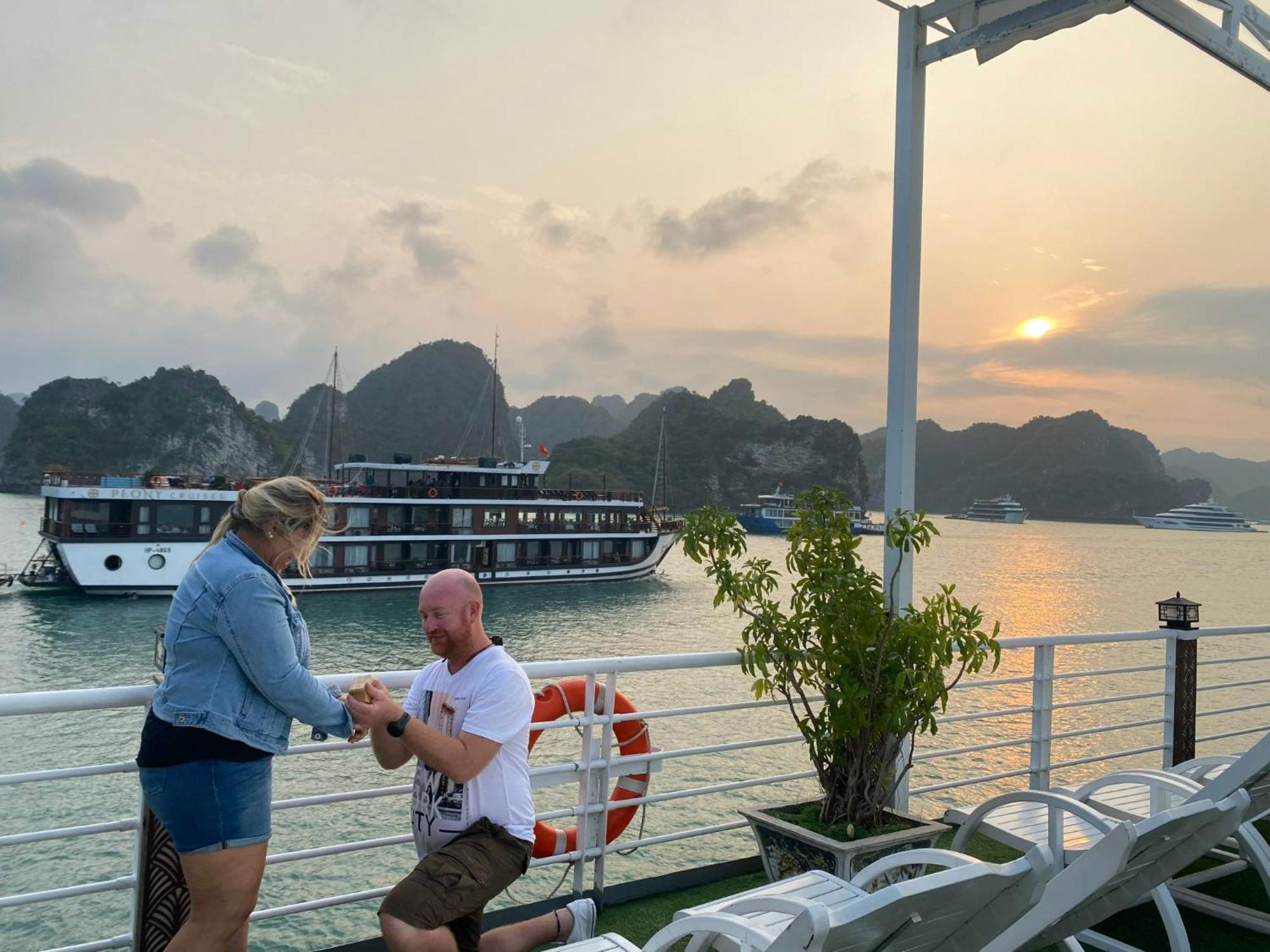Halong Sapphire Cruises Hotel Ha Long Exterior photo