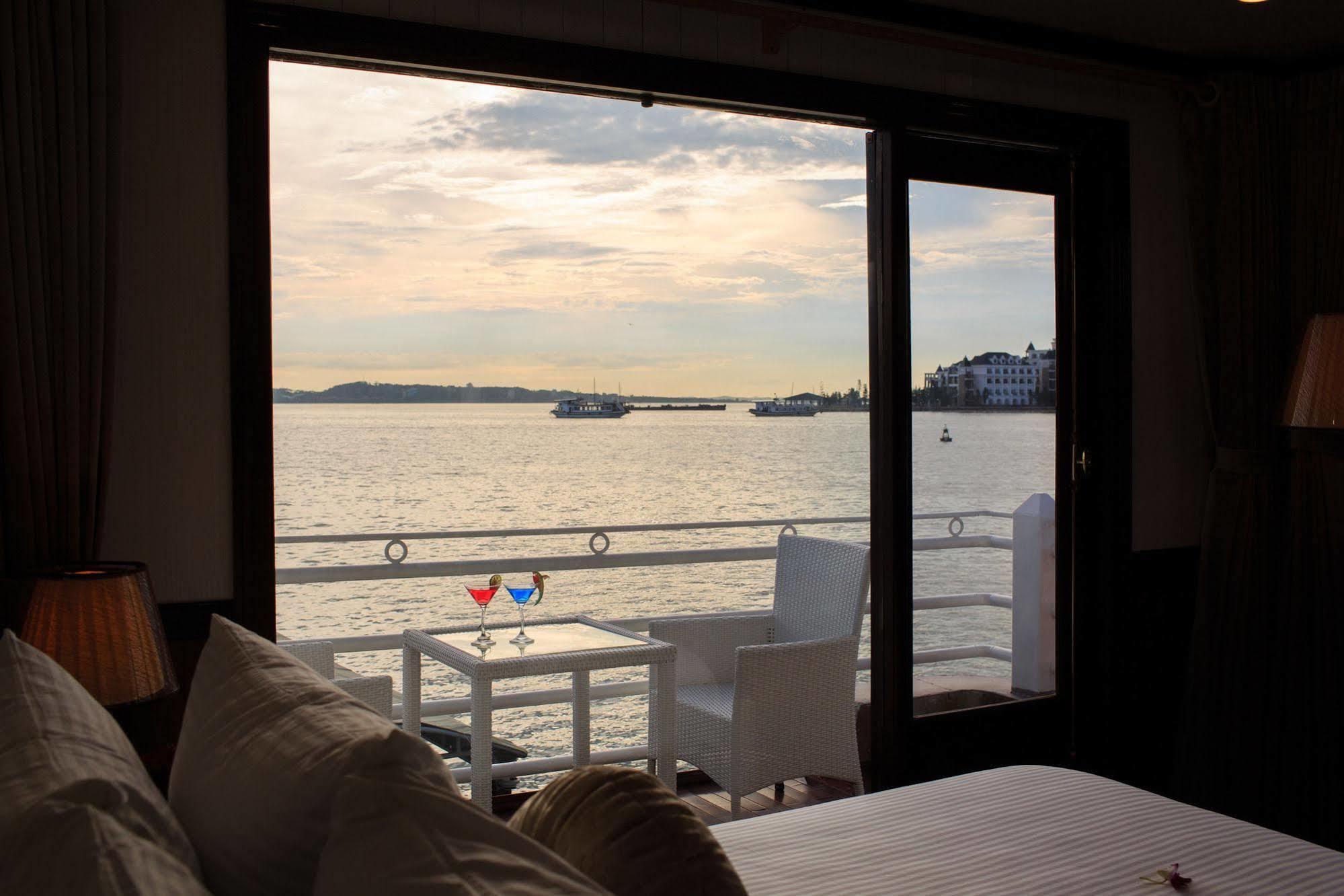 Halong Sapphire Cruises Hotel Ha Long Exterior photo