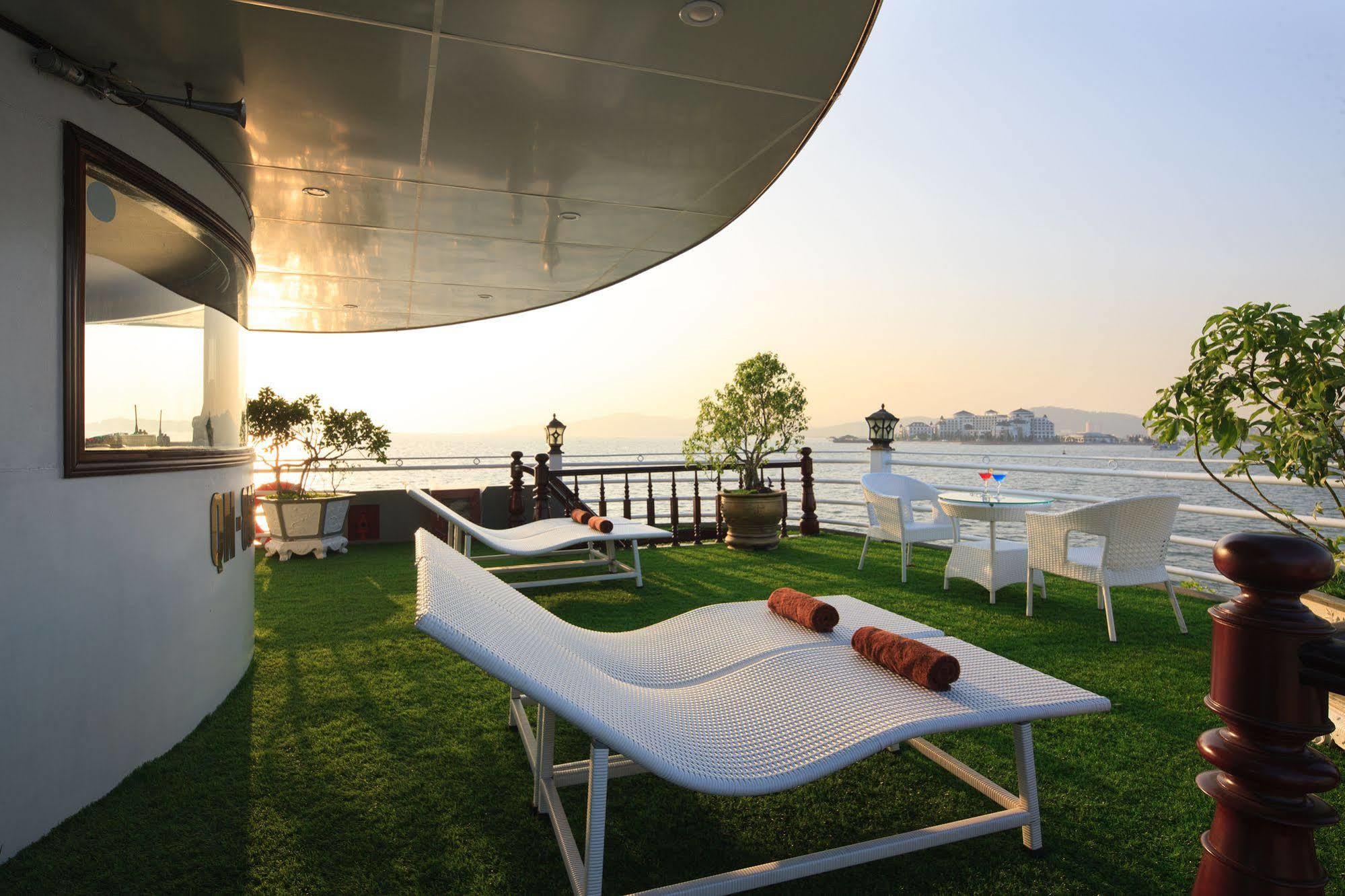 Halong Sapphire Cruises Hotel Ha Long Exterior photo